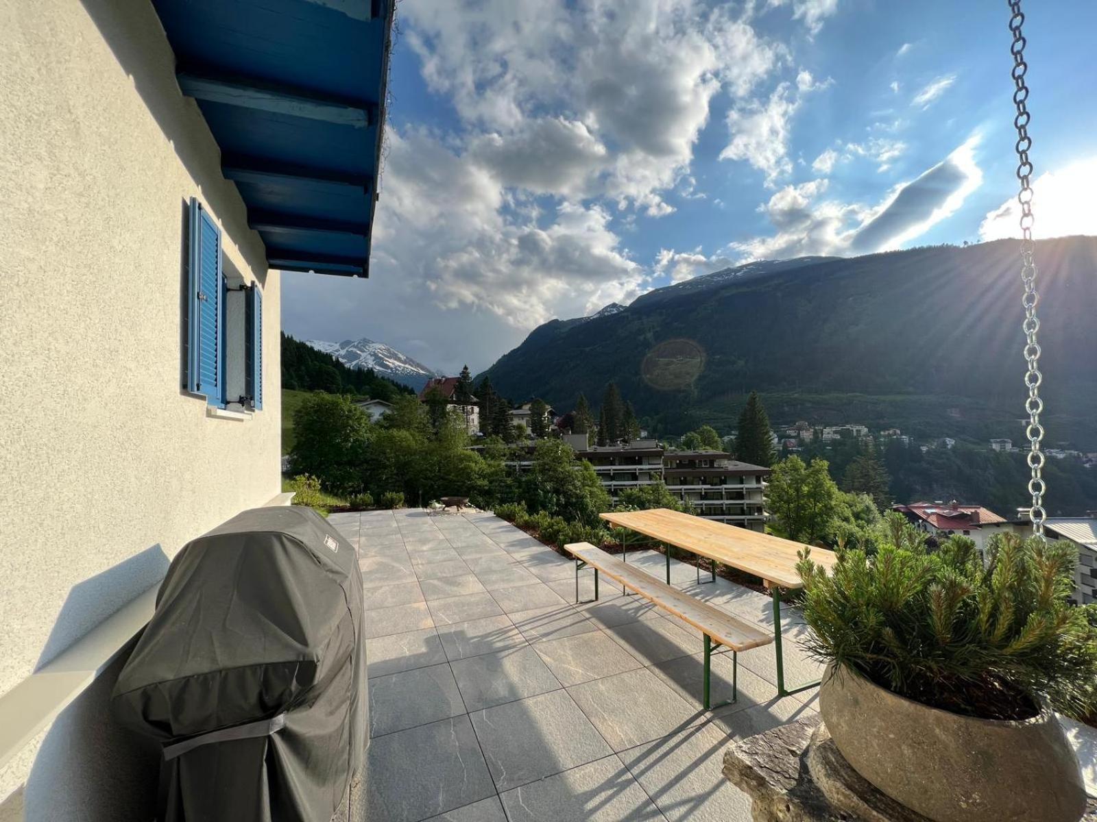 Charming With Sauna + Views!